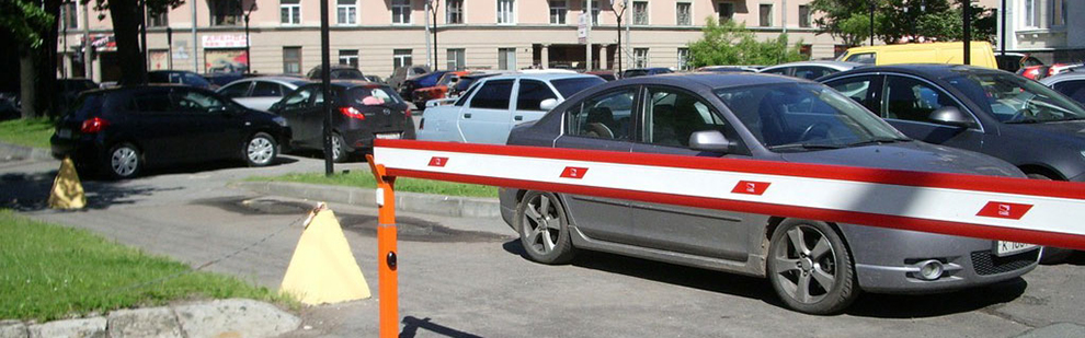 шлагбаум во дворе дома