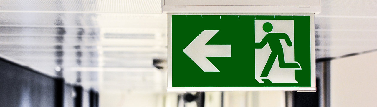 evakuaczionnyj vykhod v aeroportu