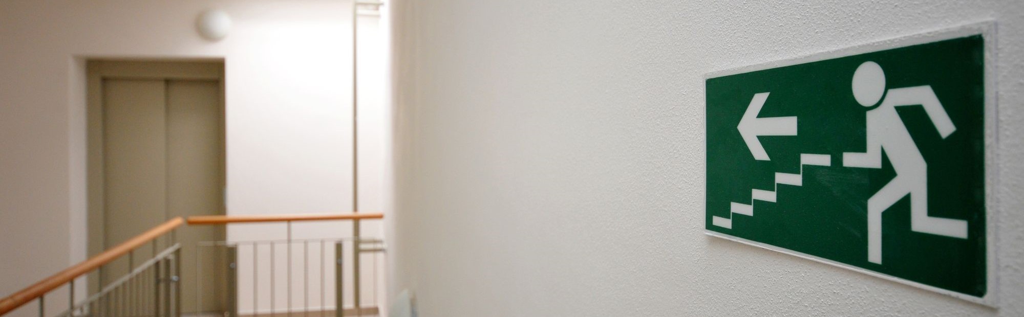 gramotnaya evakuatsiya iz zony pozhara snizhaet ve